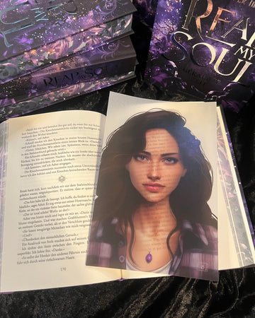 Das Page Overlay zeigt das Porträt der weiblichen Hauptfigur des Buches "Reap My Soul". Kenna hat braunes, längeres Haar. Sie trägt eine Bluse mit violetten und dunklen Karos, einen violetten Anhänger im Dekolleté und eine dunkellilafarbene Blume im Haar.